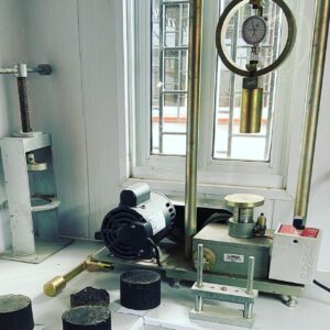 Ensaios em laboratório — equipamentos Marshall e amostras betuminosas Fornecedora Pavimentos